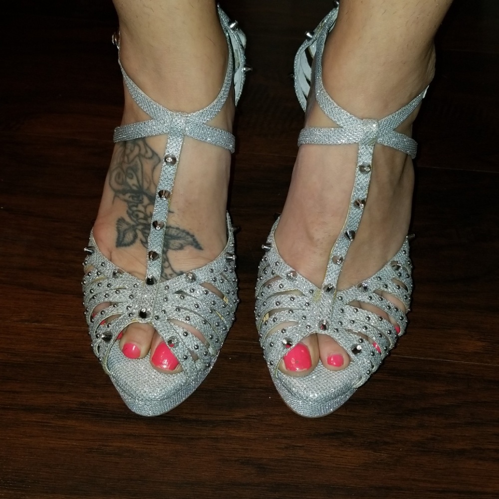 💥Gianni Bini Bonita Peep Toe T-Strap Heels NEW